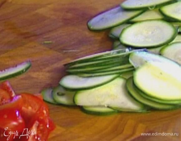 Цукини нарезать тонкими кружками.