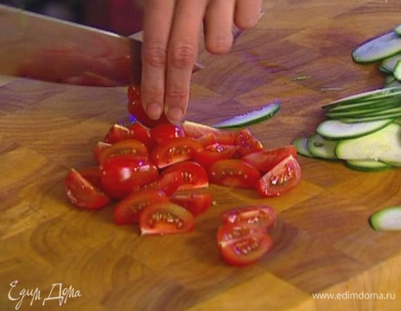 Помидоры черри разрезать пополам.