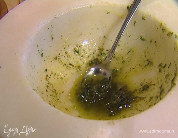 Приготовить заправку: чеснок почистить и растереть в ступке с листьями тимьяна, солью и черным перцем. Добавить оливковое масло и еще немного все растереть.