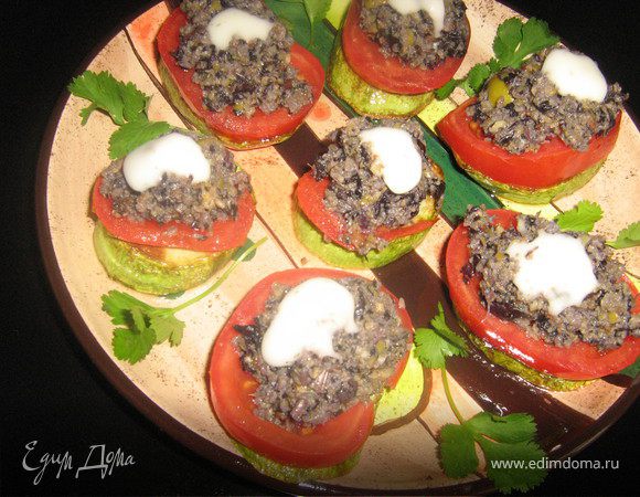 Кабачки нарезать кружками толщиной 1 см. На сильно разогретой сковороде обжарить в 1 ст. л. масла несколько кружков с одной стороны. Переложить на тарелку, уложив обжаренной стороной вверх. Готовить небольшими порциями, чтобы кабачки именно жарились, а не тушились. По мере необходимости добавлять масло.
Помидоры нарезать тонкими кружками, разложить их на обжаренные кабачки.Готовим оливаду:
Оливки, очищенный чеснок, листья базилика и на ломанные хлебцы сложить в чашку и смолоть блендером до однородности, добавить 1-2 ст. л. масла.
Разложить оливаду по ломтикам кабачков, поверх помидоров. Не обжаренной стороной уложить кабачки на сковороду с раскаленным маслом и готовить 2 мин. Подать со сметаной или натуральным йогуртом.