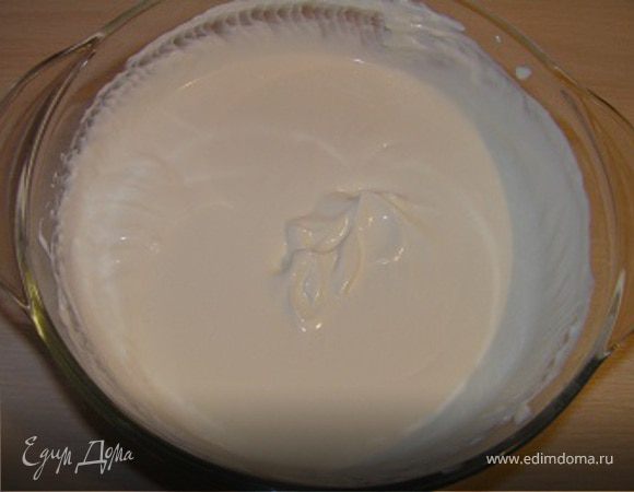 Йогурт соединить со сметаной и взбить с сахарной пудрой. Желатин замочить в молоке на 10 минут, затем подогреть, до растворения кристалов желатина, но не кипятить. В йогуртную массу влить сок мандарина и подготовленный теплый желатин, тщательно перемешать, выложить в форму и поставить в холодильник до полного застывания.