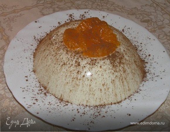 Форму с десертом опустить в горячую воду на несколько секунд и аккуратно перевернуть на подготовленное блюдо, украсить дольками мандарина и посыпать какао.