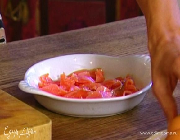 Семгу тонко порезать и выложить в небольшую жаропрочную форму так, чтобы все дно было покрыто. 