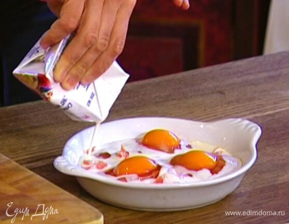 Сверху разбить яйца и полить сливками.