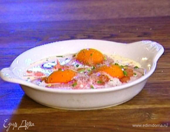 Шнитт-лук мелко нарезать, посыпать им яйца, посолить, поперчить и отправить форму в разогретую духовку на 8–10 минут.