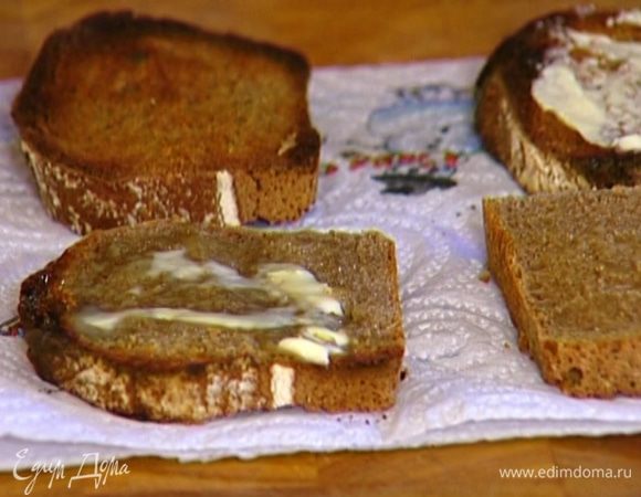 Хлеб поместить в тостер или обжарить на сковороде, затем выложить на бумажное полотенце и смазать сливочным маслом. 