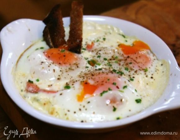 Нарезать хлеб длинными пальчиками и подавать вместе с яичницей.