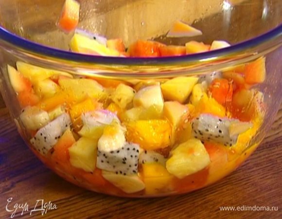 Из грейпфрута и лимона выжать сок и полить им нарезанные фрукты.