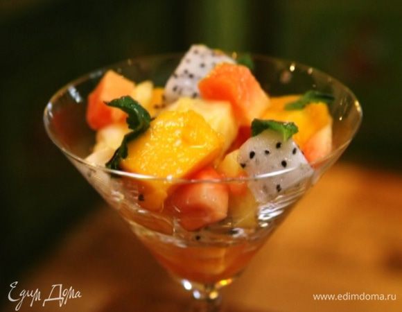 Мяту измельчить и посыпать салат.
