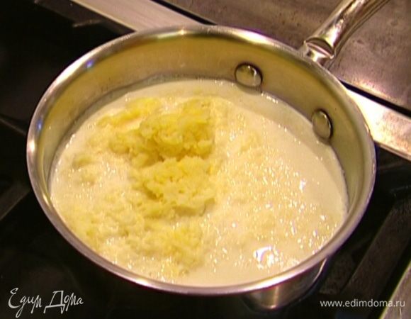 Молоко налить в кастрюлю, добавить натертый картофель и поставить на огонь.
