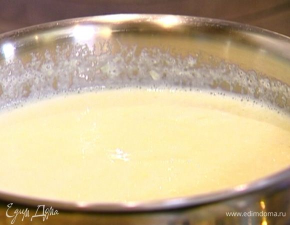 Всыпать манную крупу и все перемешать. Добавить ванильный экстракт, еще раз перемешать и довести до кипения. 