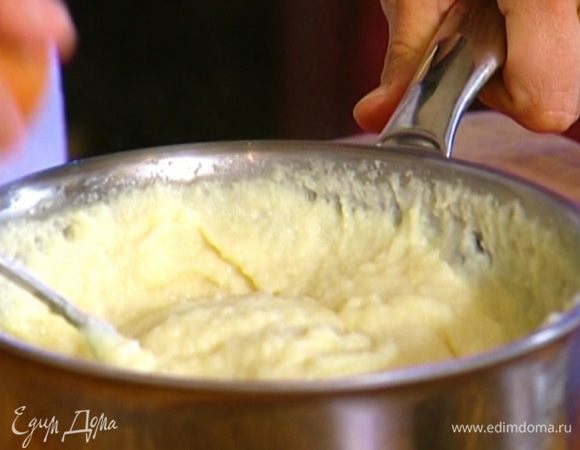 Снять кастрюлю с огня, непрерывно помешивая, ввести 1 яйцо, 1 ст. ложку сахарной пудры, посолить, затем ввести второе яйцо. Тесто еще раз перемешать. 