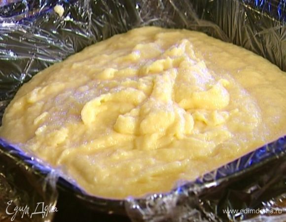 Застелить противень пищевой пленкой, равномерно выложить тесто и дать ему отдохнуть при комнатной температуре.