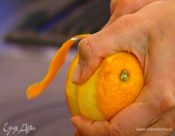 Цедру апельсина нарезать полосками, отжать из него сок. 