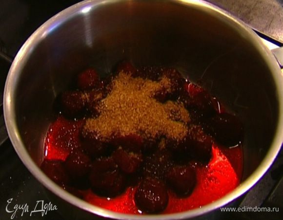 Приготовить соус: размороженную вишню выложить в кастрюлю, добавить сахар, сок и цедру апельсина, влить ликер, перемешать и уварить, так чтобы соус стал густым.