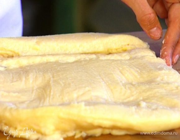 Тесто вынуть из формы и, отделив пленку, нарезать на ромбы. 