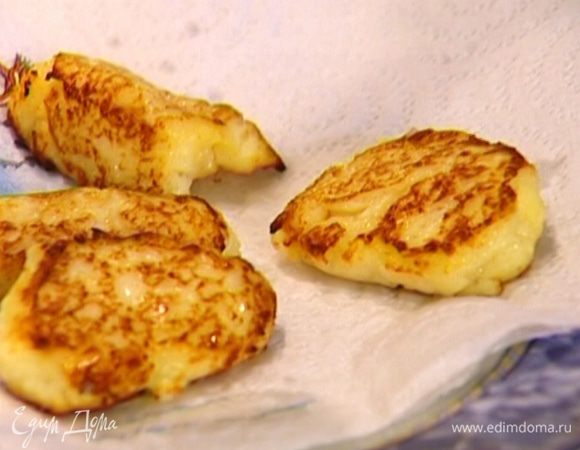 Разогреть в сковороде оливковое масло и обжаривать картофельные ромбики по 2 минуты с каждой стороны до золотистой корочки, затем выложить на тарелку с бумажным полотенцем, чтобы убрать излишки жира. 