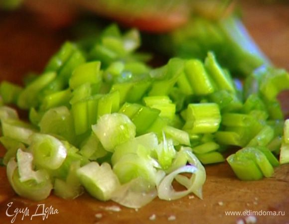 Тархун и зеленый лук мелко порезать, смешать с чесноком.