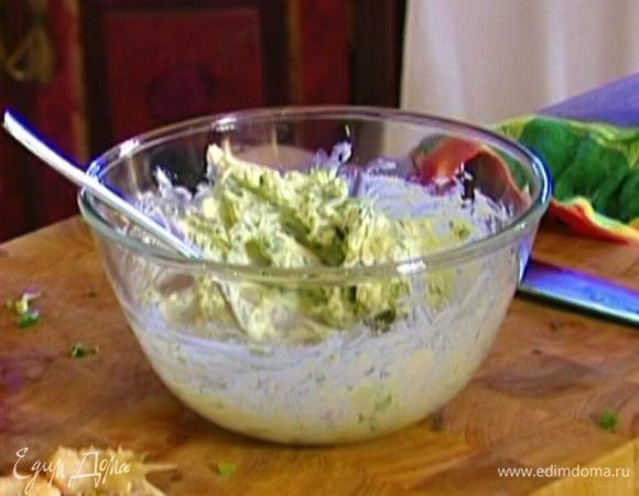 Добавить маскарпоне и оливковое масло, растереть все в однородную массу, затем перемешать с цедрой и соком лимона.