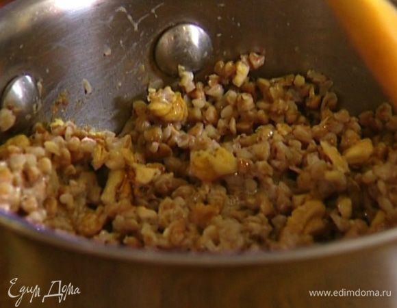 Отваренную гречку посолить, добавить сахар, сливки и грецкие орехи, все перемешать. 