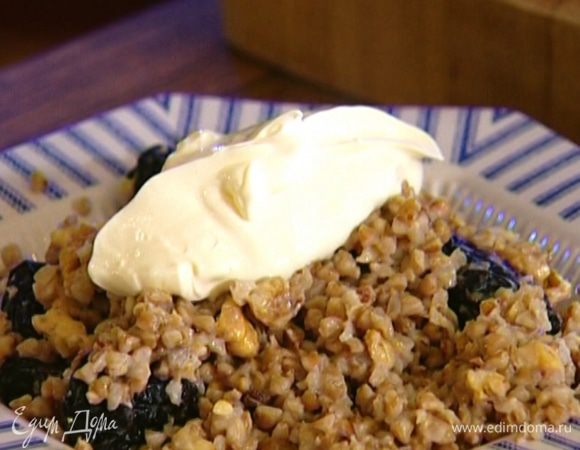 Чернослив вынуть из чая и соединить с гречкой.
Подавать кашу со сметаной. 
