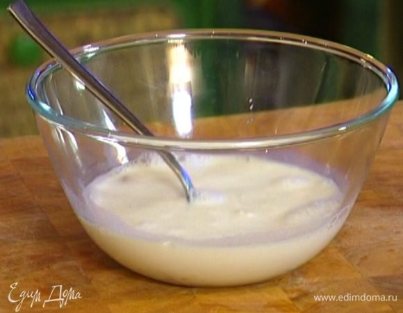 Дрожжи размять вилкой, залить теплым молоком, добавить сахар и перемешать.