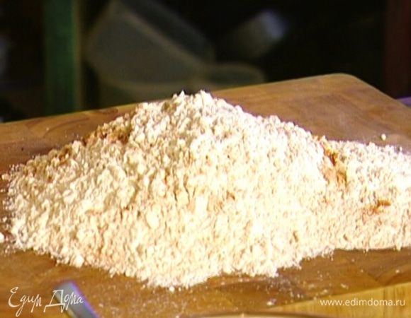 Перемешать 4 стакана муки с солью и корицей и высыпать на разделочную доску.