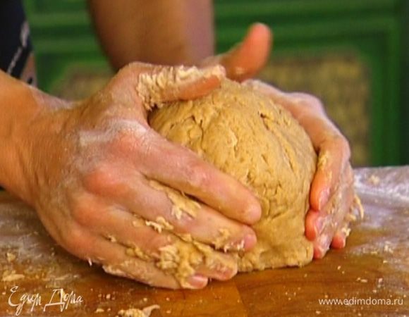 Влить в выемку немного молока с дрожжами, перемешать, затем постепенно добавлять оставшееся молоко и вымешивать — тесто должно получиться достаточно крутым.