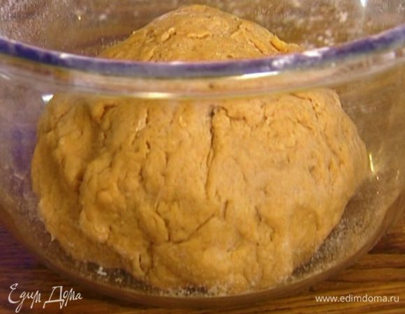 Выложить тесто в глубокую посуду, накрыть смоченным в теплой воде и хорошо отжатым полотенцем и поставить на час-полтора в теплое место — тесто должно увеличиться в объеме практически в три раза.