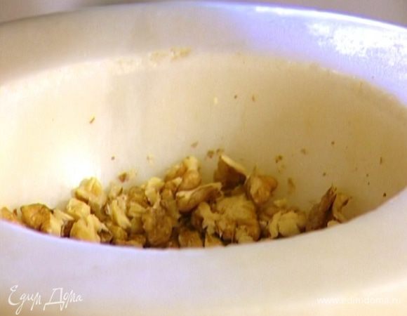 Грецкие орехи измельчить в ступке.