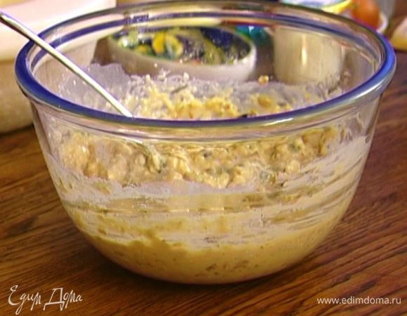 Измельченные фисташки и финики добавить к муке с хлопьями, затем влить яично-масляную смесь и слегка перемешать.