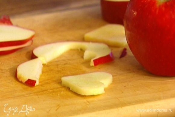 Яблоки нарезать круглыми ломтиками и формочкой для печенья вырезать различные фигурки.