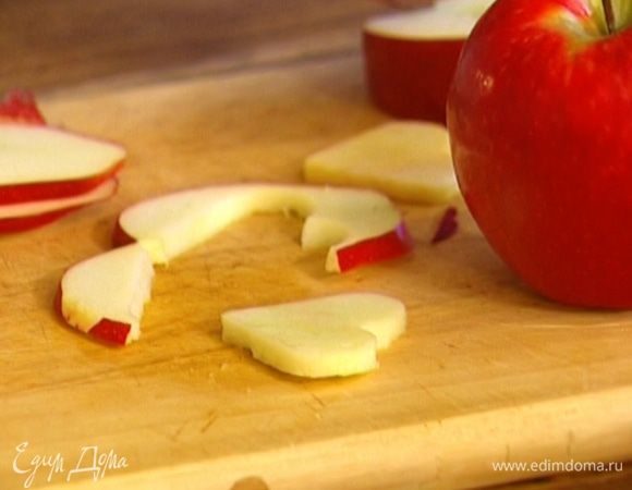 Яблоки нарезать круглыми ломтиками и формочкой для печенья вырезать различные фигурки.
