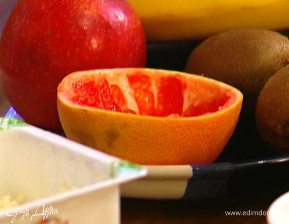 Оставшуюся мякоть грейпфрута вырезать ножом и удалить — понадобится только чашечка из кожуры.