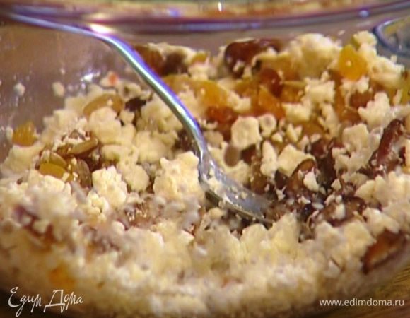 Творог перемешать с семечками, финиками, изюмом и соком.