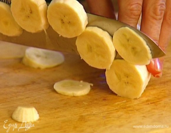 Банан порезать кружками, добавить к творогу и перемешать.