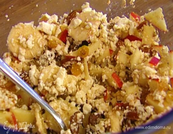 Яблоко нарезать маленькими кусочками или натереть на терке, отправить к творогу, посыпать все корицей и снова перемешать.