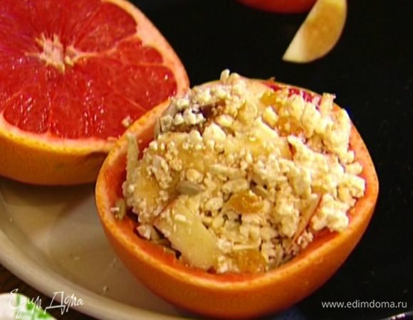 Выложить творожную массу в чашечку из грейпфрута.