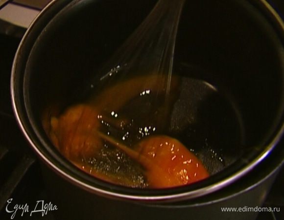 Приготовить соус голландез: желтки выложить в маленькую кастрюлю и поместить ее в кастрюлю большего размера с кипящей водой так, чтобы верхняя кастрюля не касалась воды. Желтки посолить и начать взбивать блендером.