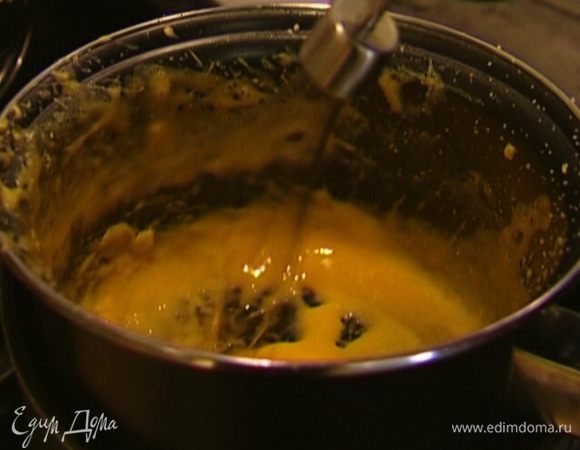 Продолжая взбивать, по одной добавить к желткам 4 ст. ложки кипятка, затем тонкой струйкой влить растопленное масло.