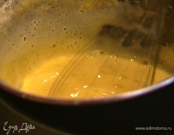 Убавить огонь до минимума, добавить в соус лимонный сок, еще немного взбить блендером и выключить огонь, но не снимать верхнюю кастрюлю с нижней, только накрыть полотенцем или тарелкой.