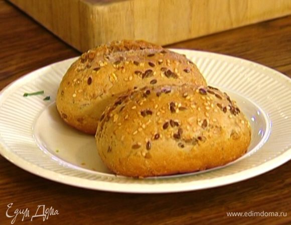 Булочку разрезать вдоль пополам и подсушить в тостере или духовке.