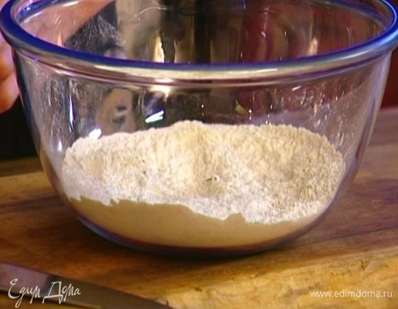 Соединить оба вида муки, всыпать разрыхлитель, соль, перец, добавить предварительно размягченное сливочное масло и растереть все в крошку.