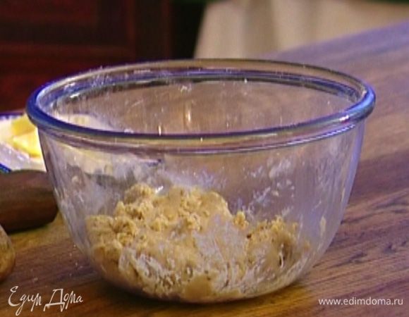 Постоянно помешивая, понемногу влить молоко.