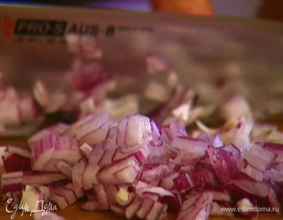 Красную луковицу почистить, мелко порубить и выложить в тесто.