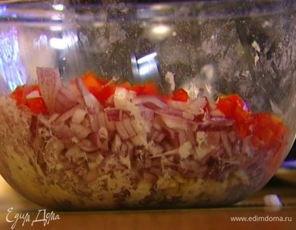 Сладкий перец, удалив семена и плодоножку, нарезать маленькими кубиками, добавить в тесто и перемешать.