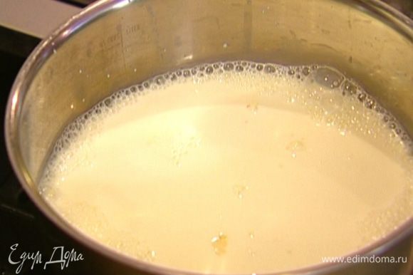 Рис залить молоком и отварить практически до готовности.