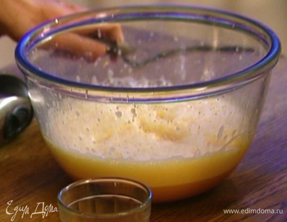 Яйца с сахаром немного взбить блендером, влить ванильный экстракт, затем коньяк и продолжать взбивать до получения пышной массы.
