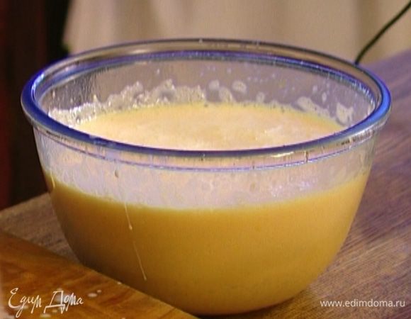Добавить цедру лимона и, не переставая взбивать, постепенно ввести рис с молоком. Перемешать в однородную массу.