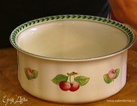 Форму для выпекания смазать сливочным маслом и обсыпать манкой.